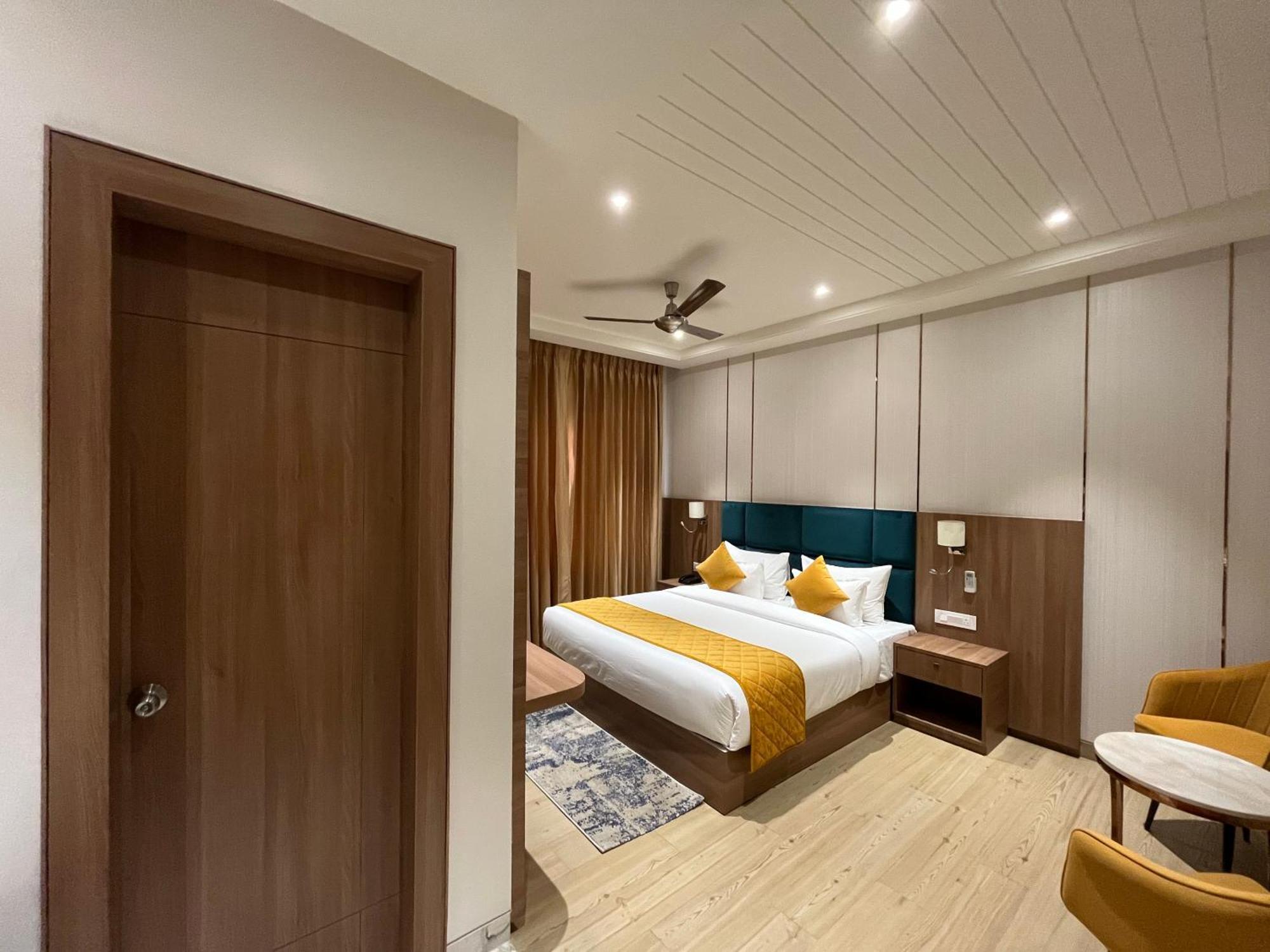 Hotel Three Seasons Vrindāvan Exterior foto