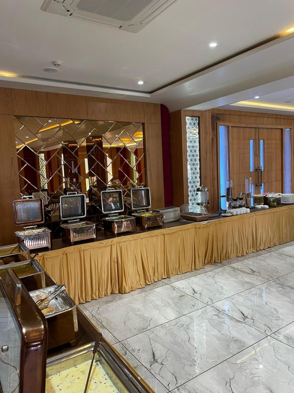 Hotel Three Seasons Vrindāvan Exterior foto
